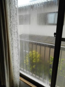 施工前　ﾍﾟｱｶﾞﾗｽの間に結露が発生していました。そして手前側のｶﾞﾗｽにヒビは入っていました。