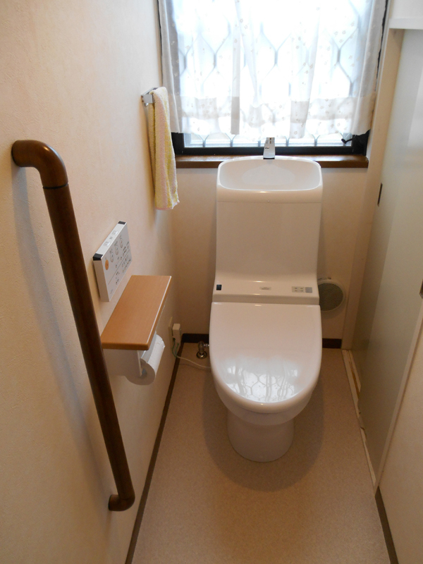 施工後 1階トイレ ペーパーホルダーとタオル掛けも交換しました