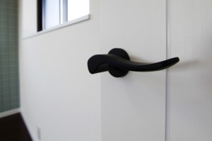 ﾚﾊﾞｰﾊﾝﾄﾞﾙはｱﾝﾃｨｰｸ調の黒色