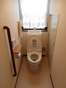 1階トイレ ペーパーホルダーとタオル掛けも交換しました