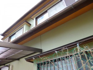 軒天上のプリント合板を上貼りしました