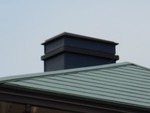 屋根の通気煙突の周りは板金を巻きなおしました