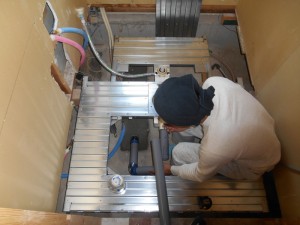 施工中 ユニットバスの土台を組み立てて、排水の配管をしています