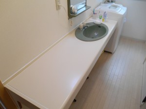 洗面台と、洗面ボウルの周りのコーキングを打ち替えました。