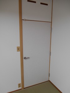 新調されたドアの内側は襖紙が張られています。