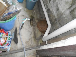 施工前　一階のトイレの下水マスが逆勾配になり、トイレの流れが悪くなっていました