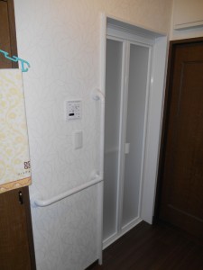 前まで浴室内で使用していたL型の手すりの長さを調整して再利用しました。