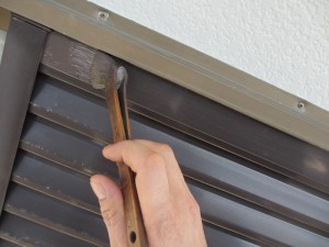 次に細い刷毛で丁寧に塗装します