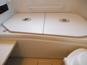 浴槽内から立ち上がる時につかみやすいように、浴槽の縁に溝が付いています