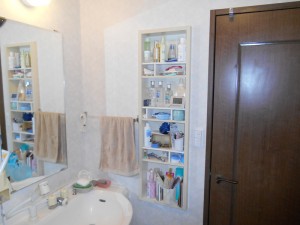 埋め込み型の収納 中の物が見えない様に扉をつけたいとご希望されていました