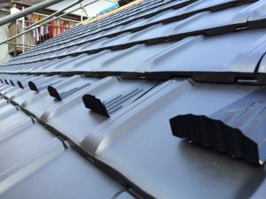 施工中_雪止めもしっかり取り付けました