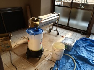 ｸﾛｽののりつけはこの機械で行います