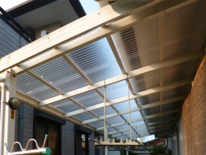 テラスの波板もポリカーボネイト波板へ新調