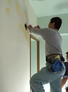 洋室のｸﾛｽを貼っていきます