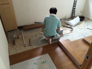 洋室のﾌﾛｰﾘﾝｸﾞを貼っていきます