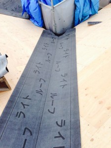 ベニヤ板を貼った上から、防水シートを貼ります