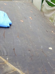 既存の屋根材をめくります