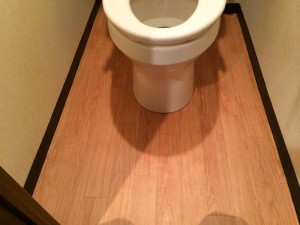 前まで置いてあったトイレの跡型が残るので、床材も張り替えました