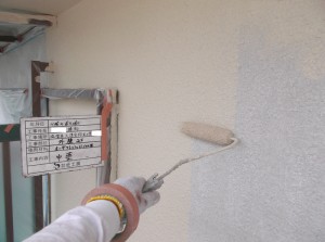 外壁塗装の中塗り作業