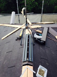 通気用の棟板金を取り付けています