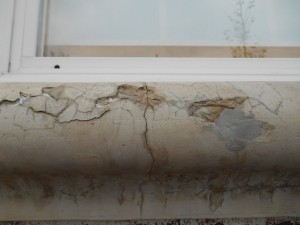 窓の装飾が経年劣化によりぽろぽろめくれてきていました