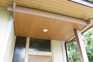 玄関の軒天井と照明も新しくしました