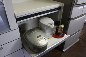 家電収納ユニット付です。引き出しをしまった状態で使用されても湯気が籠らないように、上記排出ユニットが付いています。