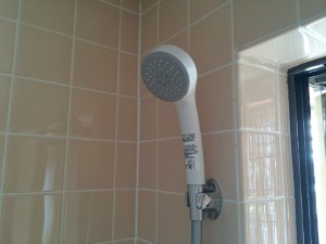 シャワーヘッドもセットになっているものだったので、一緒に交換しました。