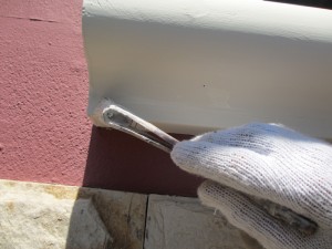 装飾の窓枠は左官屋さんに補修してもらってから、白できれいに塗りました