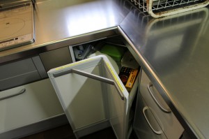 L型ｷｯﾁﾝのコーナー部分の収納はワゴンタイプになっています。