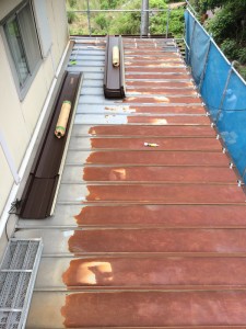 現状の屋根材の凹凸に合わせて、金具を取り付けていきます