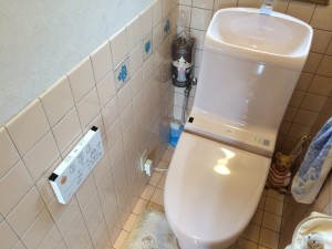 壁のリモコンで洗浄します