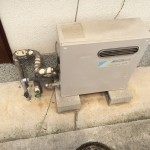 施工前 浴槽内に2つ穴のあるタイプでした。配管の汚れを気にされていました。