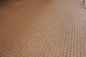 TOTOの新商品の「タイル調床材」。畳のように柔らかいのが特徴です