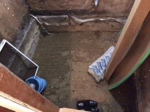 解体した後、床の下にある土を掘り出します