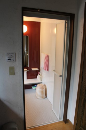 一度解体された洗面所の壁も違和感なく補修しました