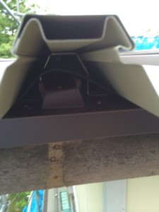 断面です。旧屋根材の上から乗せていることが分かります。