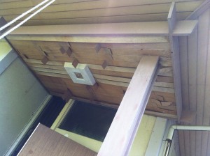 経年劣化により表面がめくれています