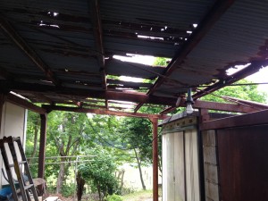 トタンの波板と鉄骨がさびてだいぶ劣化が進んでいます
