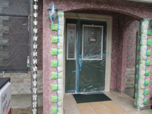 施工中 扉や柱の装飾もきれいに養生しています