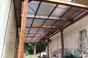 太い鉄骨は現状の物を残しながら、細い鉄骨は撤去し、ｱﾙﾐの角材を新たに差し、波板も一新しました