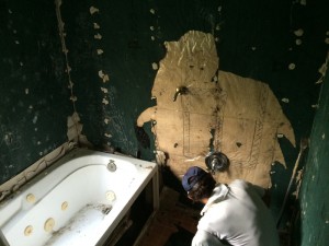 施工中 タイルをはつって解体します