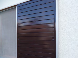 施工後＿鉄製である雨戸も鉄部用塗料で塗装