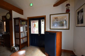 喫茶店の扉も塗装しました