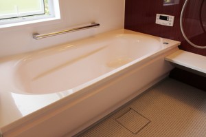 ゆっくり足を伸ばせる大きな浴槽