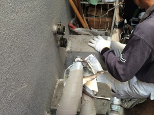 ?A2つ穴の空いているパイプを外します