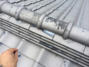 見にくいですが棟瓦を縛っていたワイヤーが切れていました