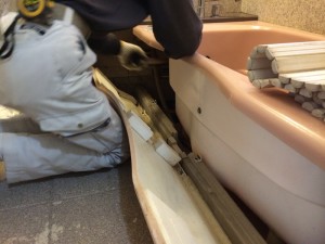 ?B浴槽中より追い焚き配管をやり変えます