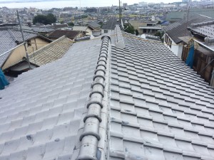 2階の屋根の棟瓦も積み直して固定しなおしました。