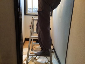 ?@ クロスを貼り替えていきます